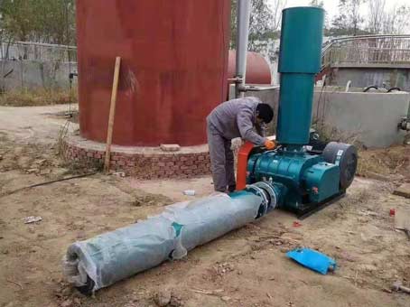 工人師傅在對三葉羅茨鼓風機運行維護 工人師傅在對三葉羅茨鼓風機運行維護